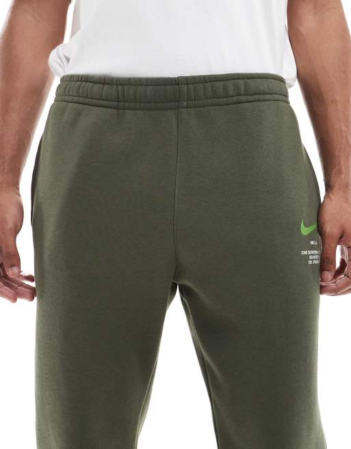 Nike Club - Bowerman - Joggers con fondo elasticizzato kaki con logo, 4 di 5