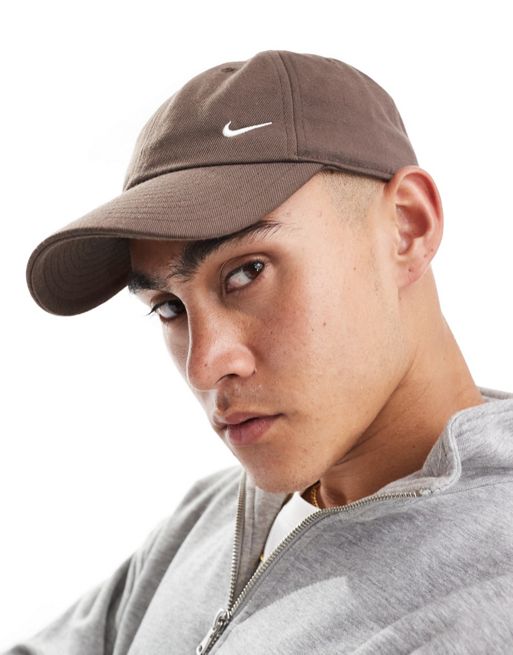Nike Club – Brązowa czapka z metalicznym logo Swoosh