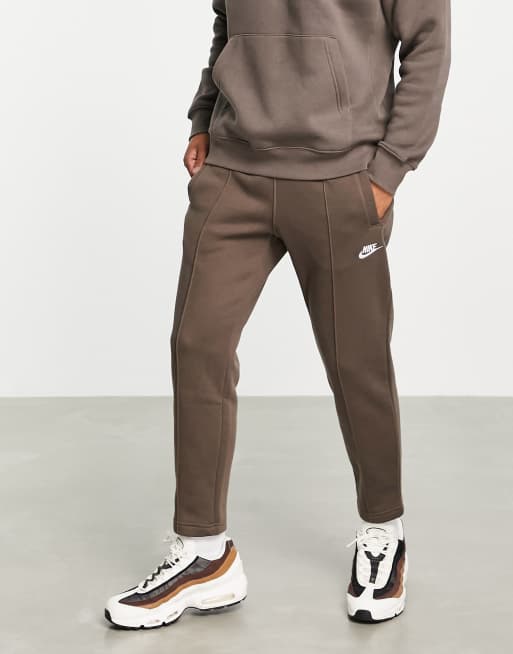 Nike Club – Brązowe joggersy ze zwężanymi nogawkami 