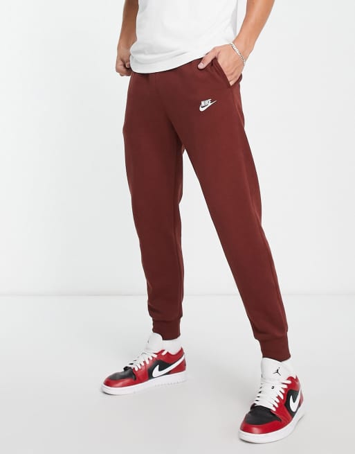 Nike Club – Brązowoczerwone joggersy