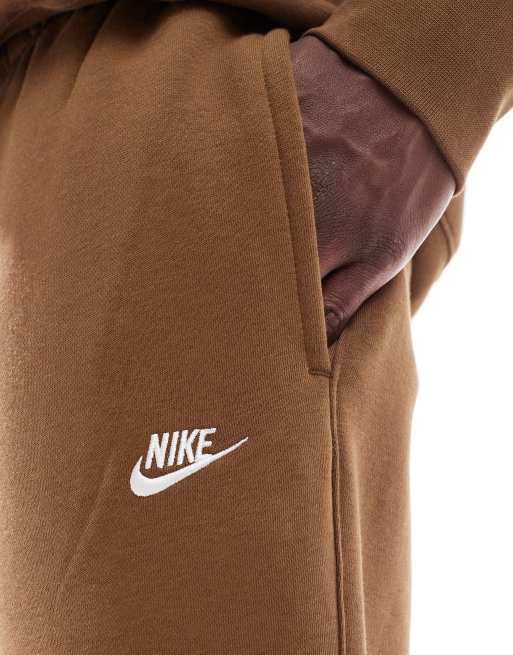 Nike - Club - Brune joggingbukser med tætsiddende buksekanter i fleece, 5 af 5