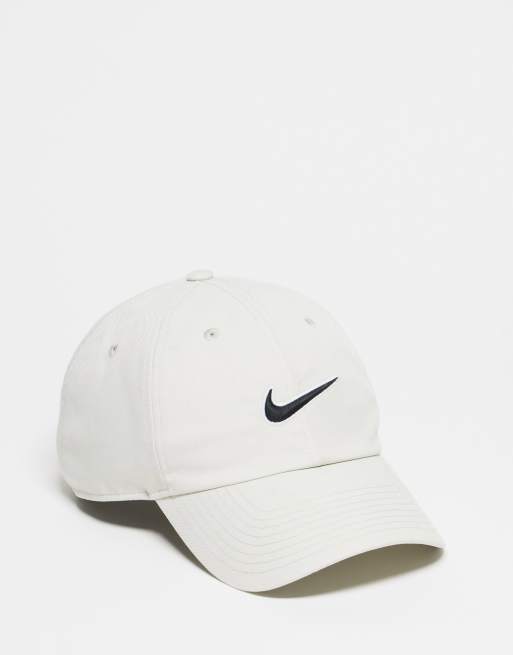 Nike Club - Cappellino color pietra con logo 