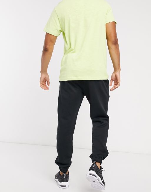 Nike club casual fit cuffed joggers in blac sale