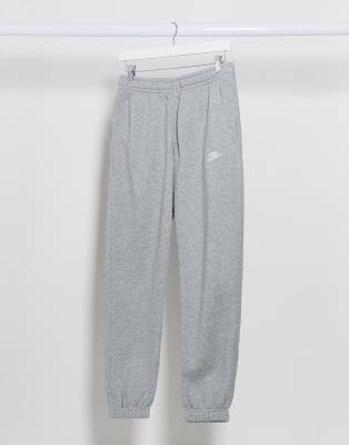 nike club cuffed sweatpants in gray