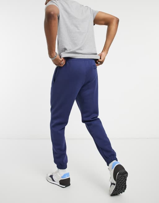 Nike club discount casual fit joggers