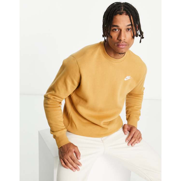 Gimnasio pañuelo Brutal Nike Club crew neck sweatshirt in elemental gold | ASOS