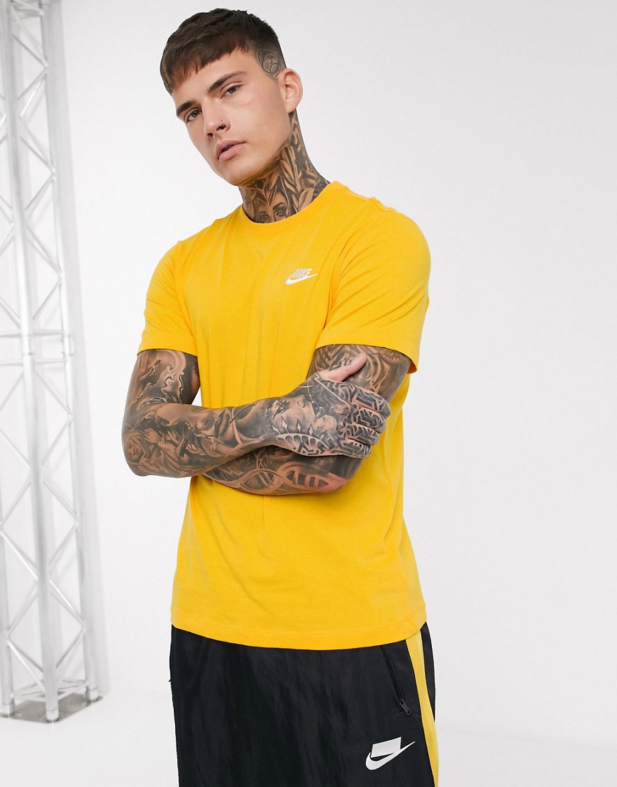 Nike Club crew neck t-shirt in yellow-Orange
