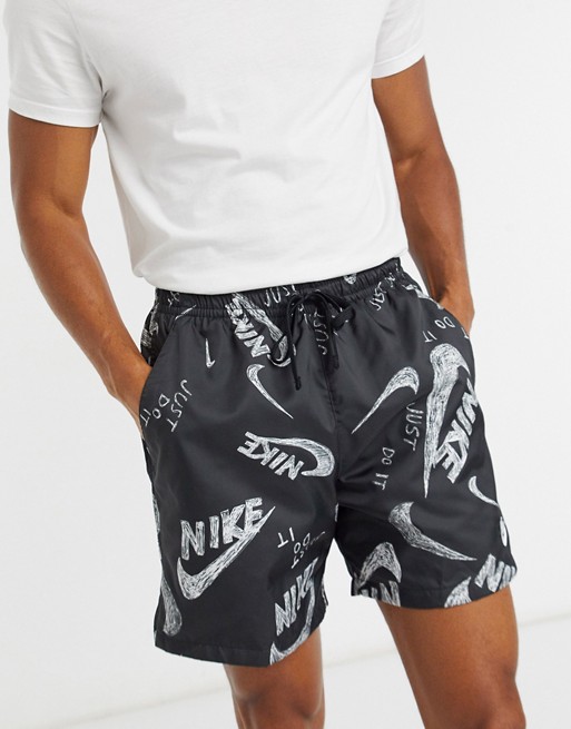 Nike Club – Czarne szorty z logo na całej powierzchni EHPH