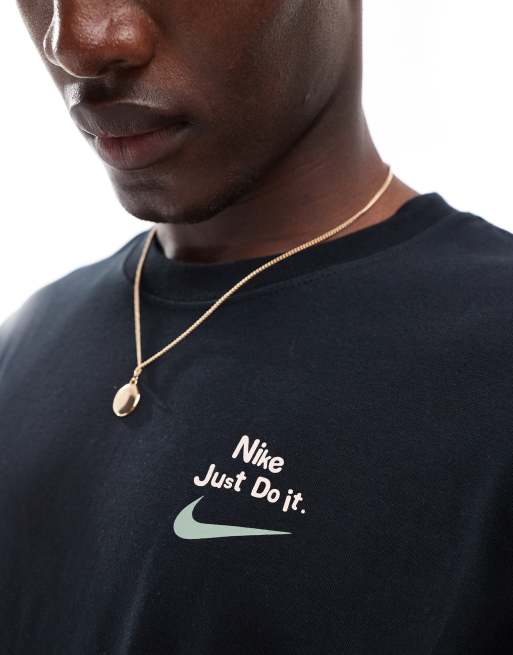 Nike Club – Czarny T-shirt z grafiką na plecach, 3 z 4