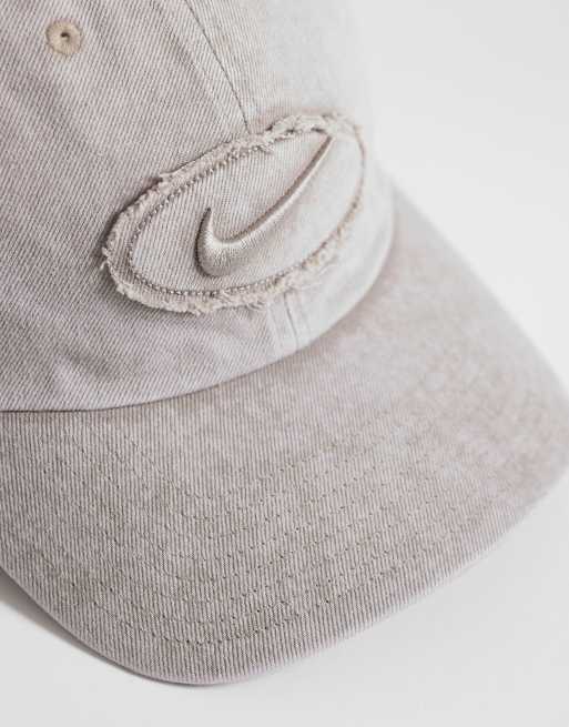 Nike - Club - Denim pet met patch in beige, 2 van 3