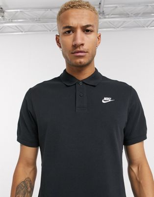 Nike Club Essentials - Polo nera | ASOS