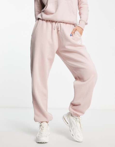 Nike Club Essentials – Schmal geschnittene Jogginghose in Rosa mit mittelhohem Bund - view 1