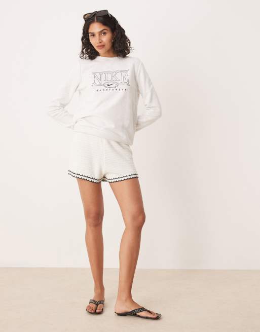 Nike Club Fleece retro logo sweatshirt in gray , 4 of 4