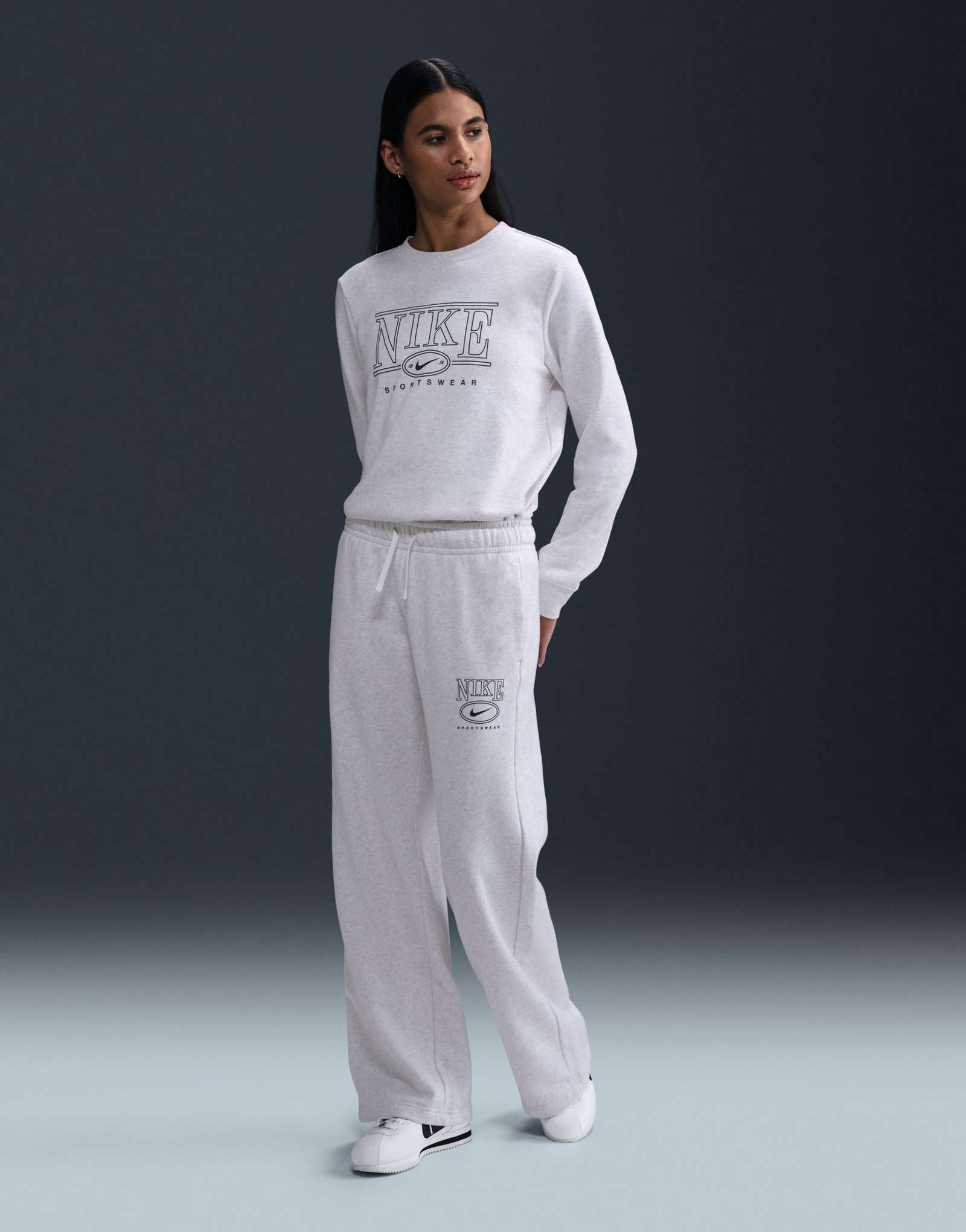 Широкие спортивные брюки с флисовым ретро-логотипом Nike Club серого цвета