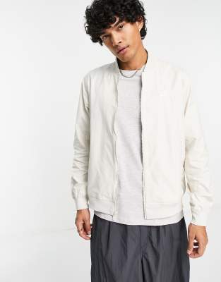 Nike – Club – Gewebte Bomberjacke in Steinbeige
