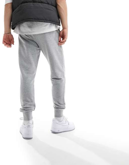 Nike Club - Grå joggingbukser i slim fit med tætsiddende benkanter, 3 af 5