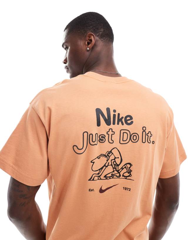 Nike - club graphic back print t-shirt in brown