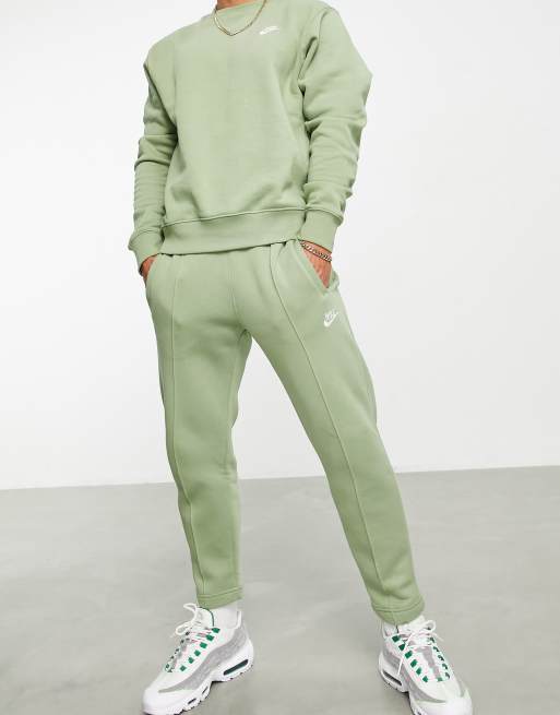 Nike – Club – Gröna avsmalnande mjukisbyxor i fleece 