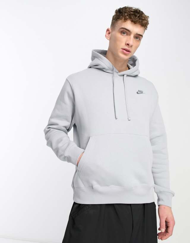 Nike - club hoodie in wolf grey