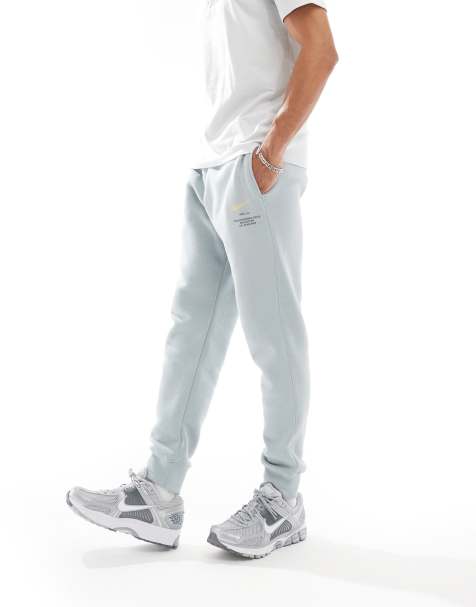 Nike Club – Jasnoniebieskie joggersy z grafiką i logo Swoosh - view 1