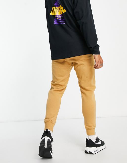 Nike Club jogger in elemental gold, 2 of 4