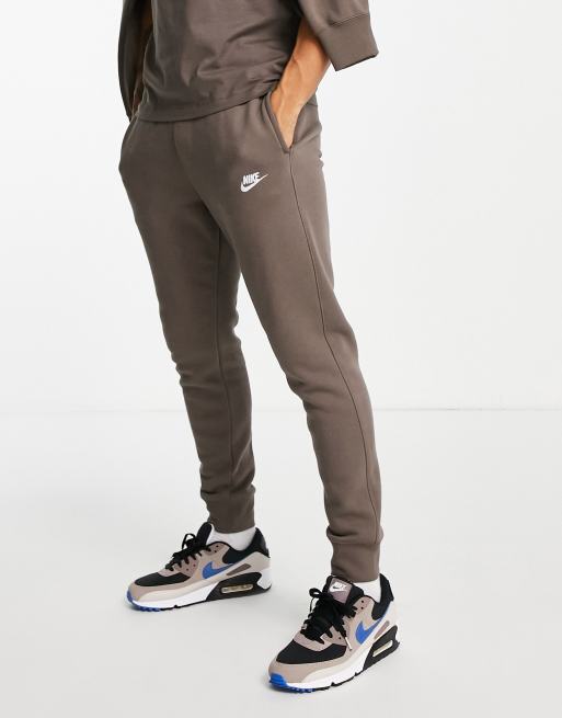 Nike Club - Joggers con fondo elasticizzato marrone ferro