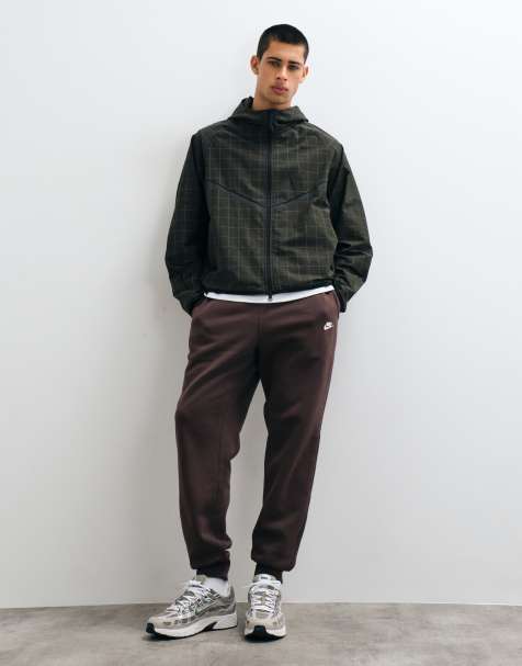 Nike Club joggers med mudd i brun - view 1