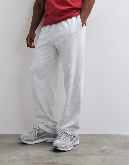 Nike – Club – Jogginghose aus French-Terry in Hellgrau mit offenem Saum, 2 von 5