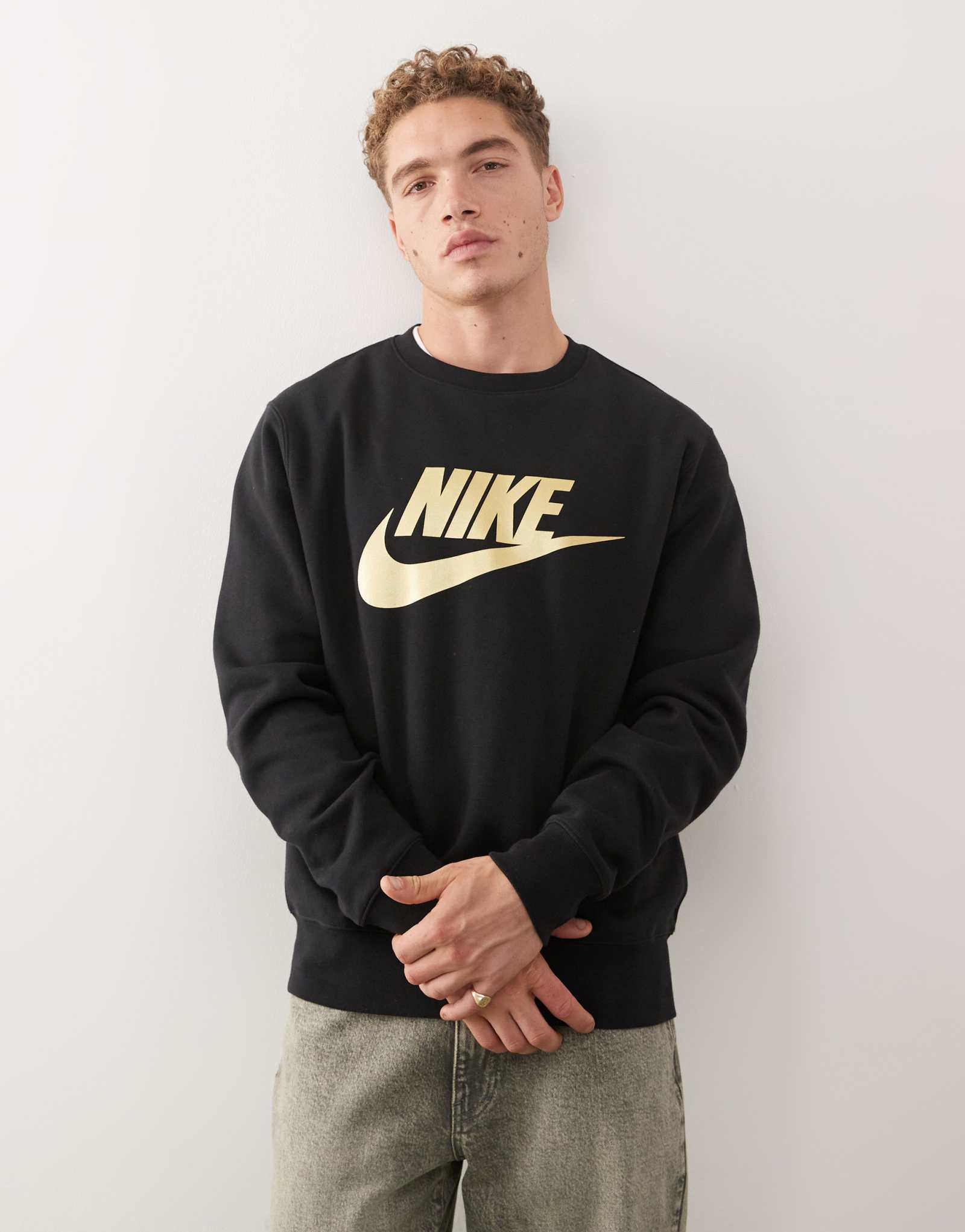 Черная толстовка с металлическим логотипом Nike Club