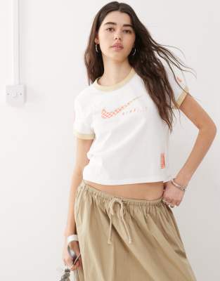Nike - Club Moto - Kurzes T-Shirt in Weiß