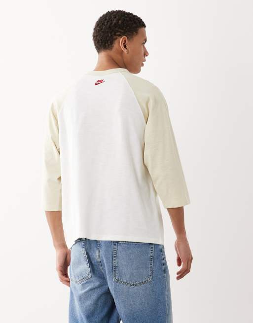 Nike – Club – Oberteil in Weiß und Beige mit 3/4-Raglanärmeln und mittigem Logo, 4 von 5