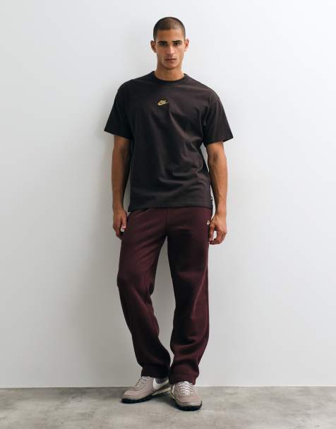 Nike Club open hem jogger in burgundy - view 1