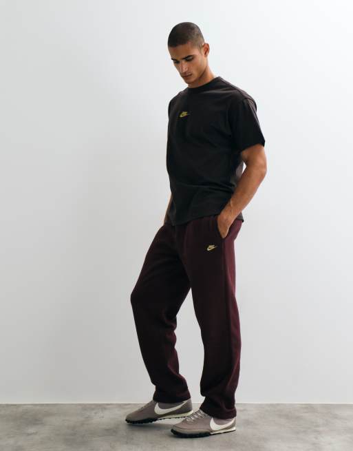 Nike Club open hem jogger in burgundy, 3 of 5