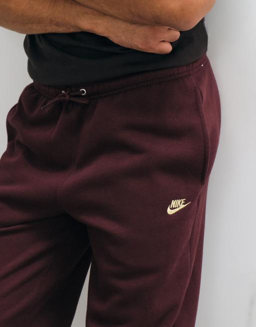Nike Club open hem jogger in burgundy, 4 of 5