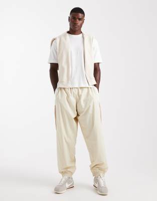Nike - Club - Pantalon de survêtement tissé - Beige-Vert