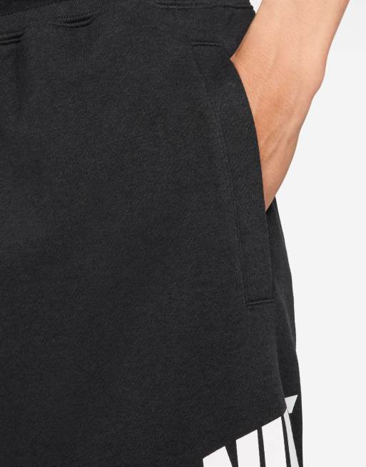 Nike Club Pantaloncini neri in spugna con logo grande ASOS