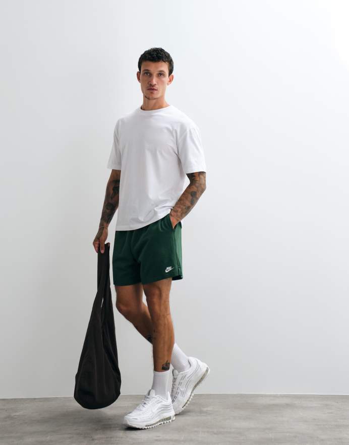 Nike Club pantalones cortos de rizo francés con logo en verde