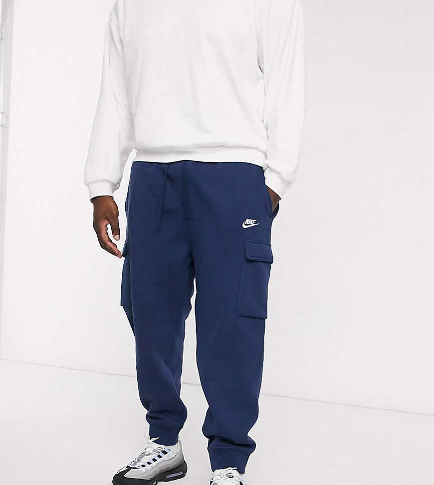Nike - Club Plus - Cargo- joggingbroek met aansluitende boorden in marineblauw