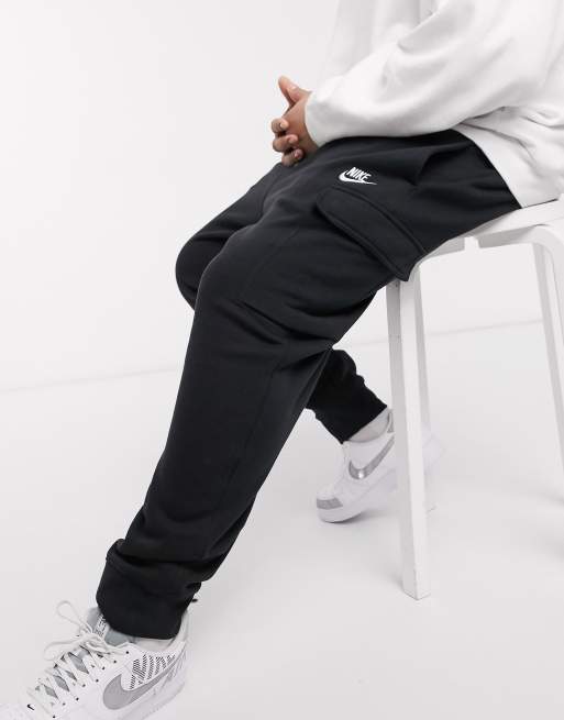 Nike club cuffed discount cargo sweatpants in black