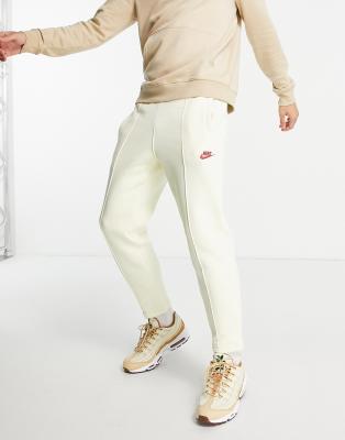 Nike – Club – Schmal zulaufende Jogginghose in Kokosnussmilch-Weiß