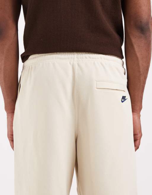 Nike – Club – Shorts aus Frech Terry in Beige mit Swoosh-Logo, 5 von 5