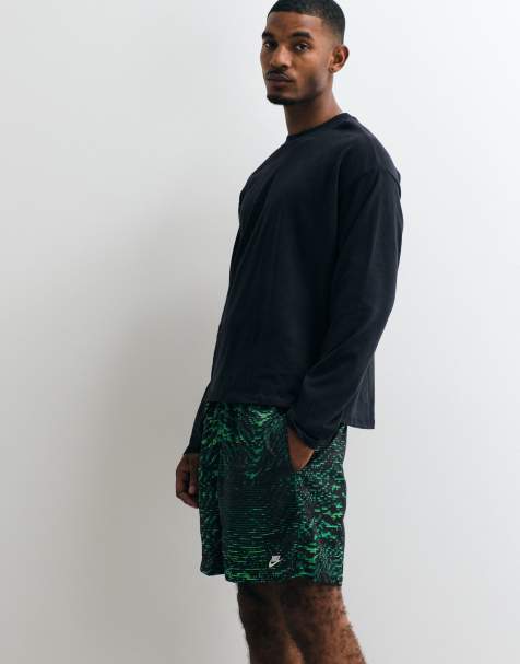 Nike – Club – Shorts aus Webstoff in Schwarz und Grün mit „Sci-Fiction“-Print - view 1