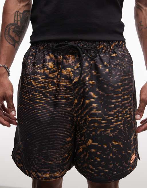 Nike – Club – Shorts aus Webstoff in Schwarz und Orange mit „Sci-Fiction“-Print, 3 von 5