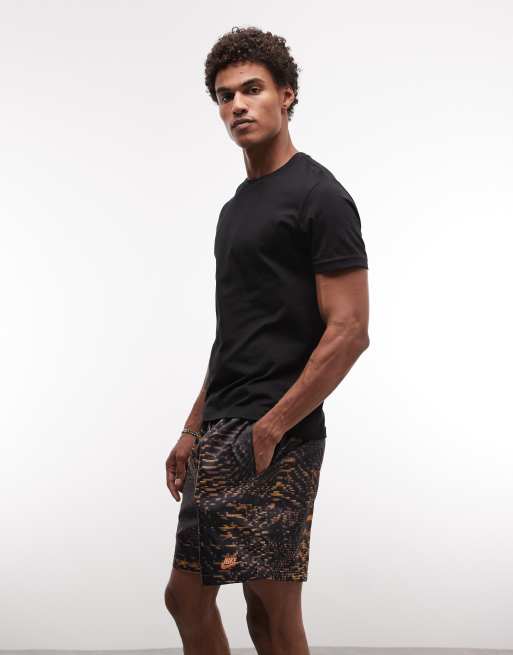 Nike – Club – Shorts aus Webstoff in Schwarz und Orange mit „Sci-Fiction“-Print, 4 von 5