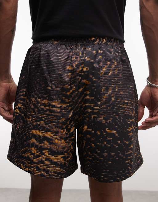 Nike – Club – Shorts aus Webstoff in Schwarz und Orange mit „Sci-Fiction“-Print, 5 von 5