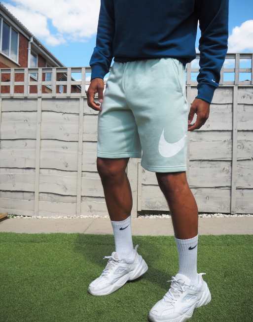 Nike – Club – Shorts in Staubgrün