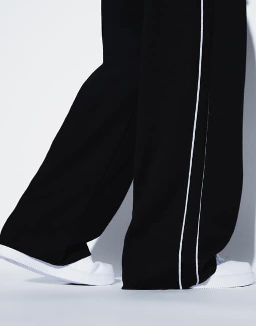 Nike Club stickade joggers i svart och vitt, 4 av 5