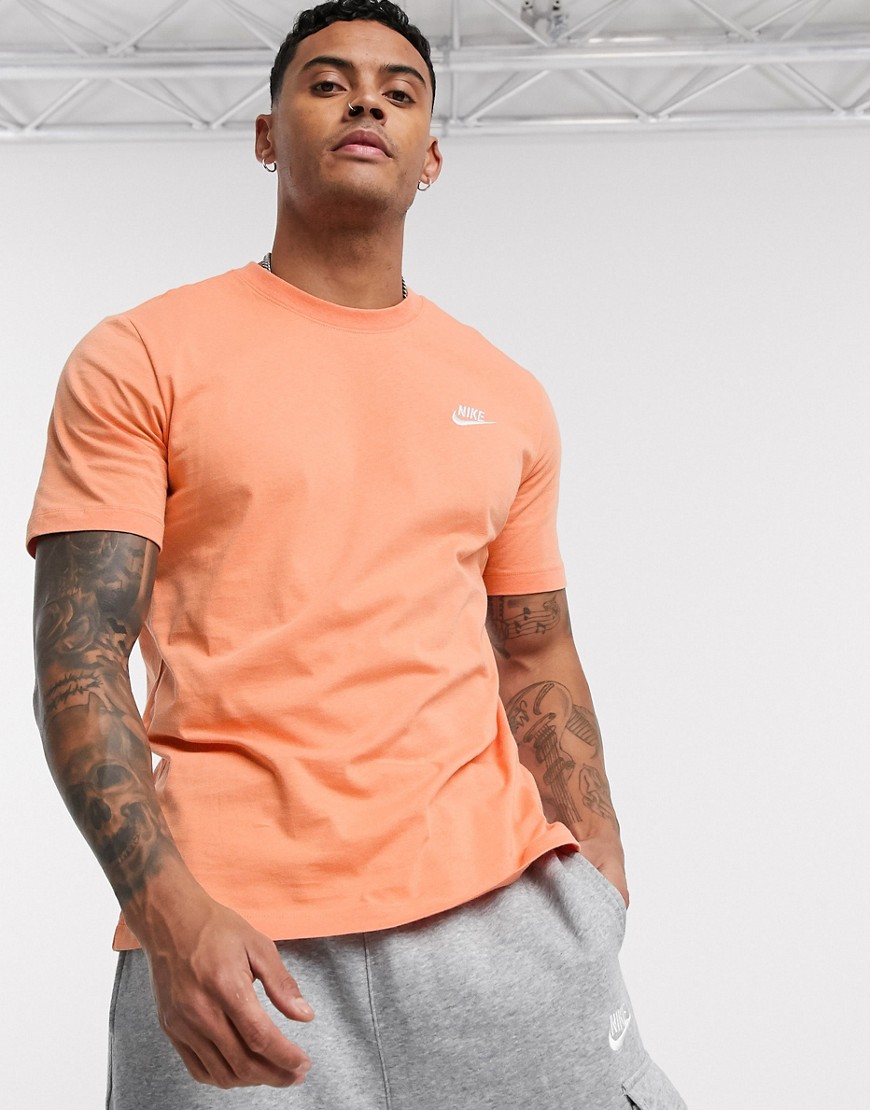 Nike Club - Støvet orange t-shirt