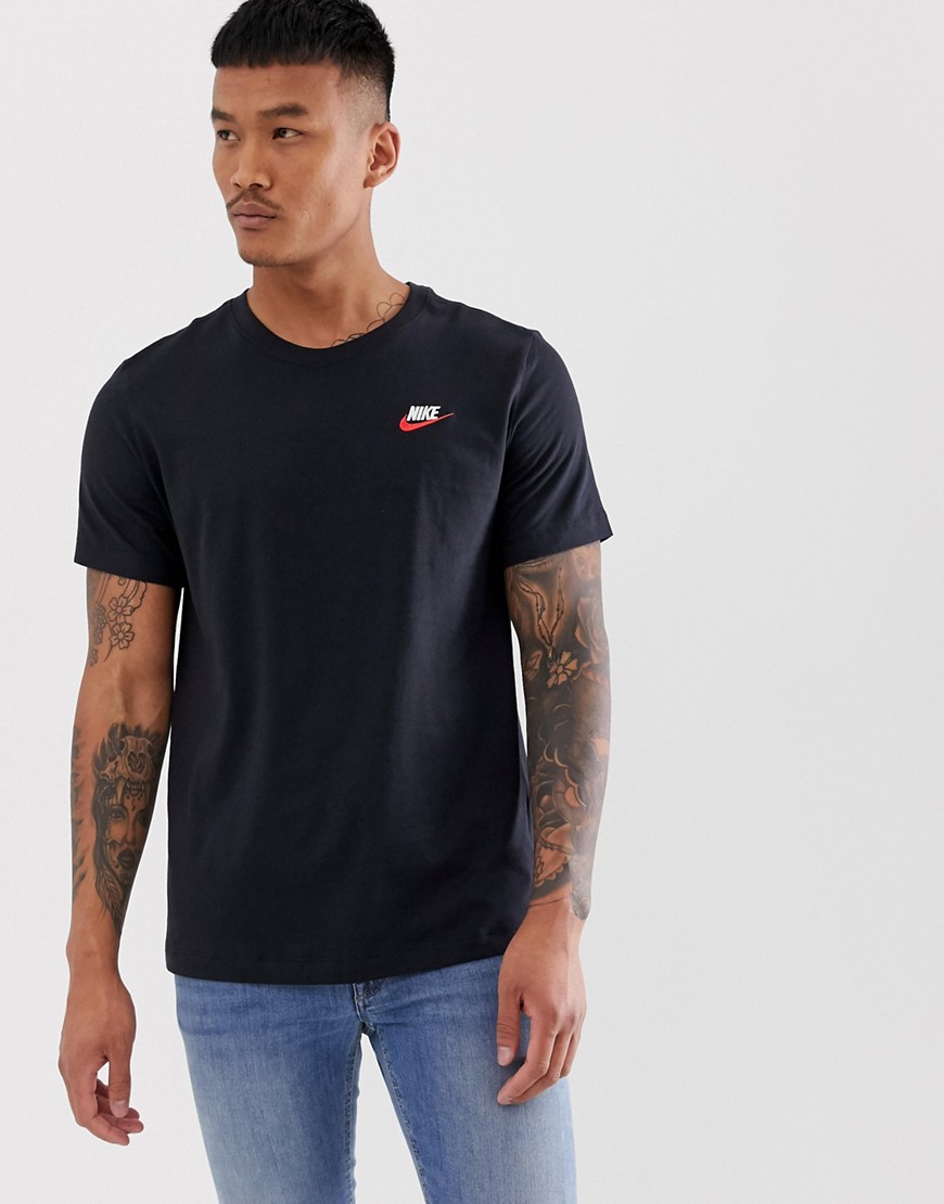 Nike Club – Svart t-shirt med röd Swoosh-logga