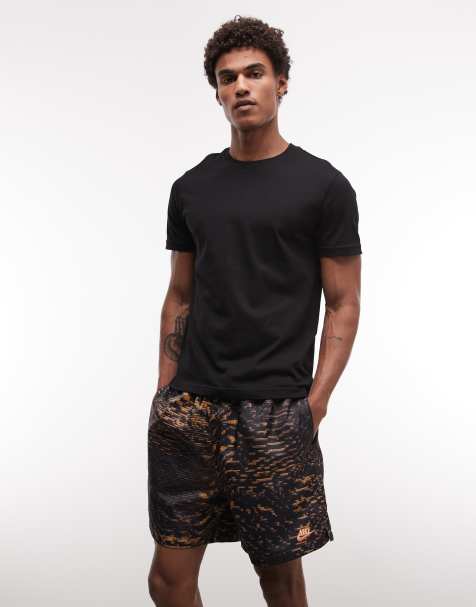 Nike – Club – Svarta, orange och vävda shorts med sci-fi-tryck - view 1